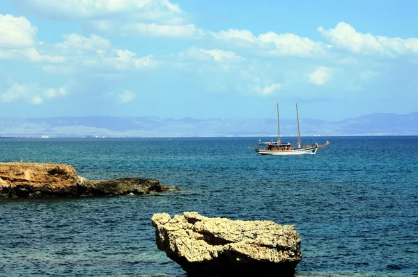 Mit dem Boot auf dem Meer — Stockfoto