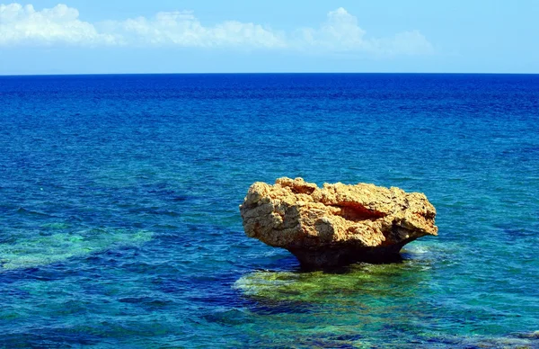 Pedra no mar — Fotografia de Stock