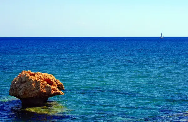 Βράχος στη θάλασσα — Φωτογραφία Αρχείου