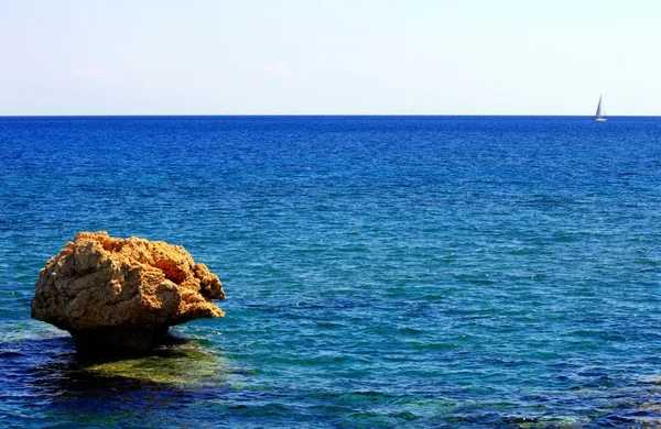 Pedra no mar — Fotografia de Stock