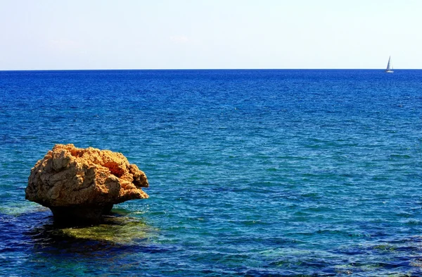 Rocher dans la mer — Photo