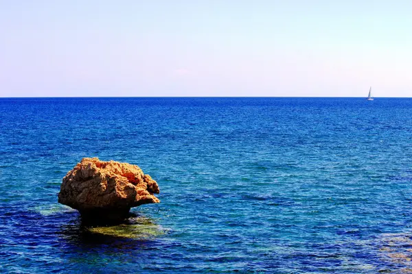 Rochers dans la mer — Photo