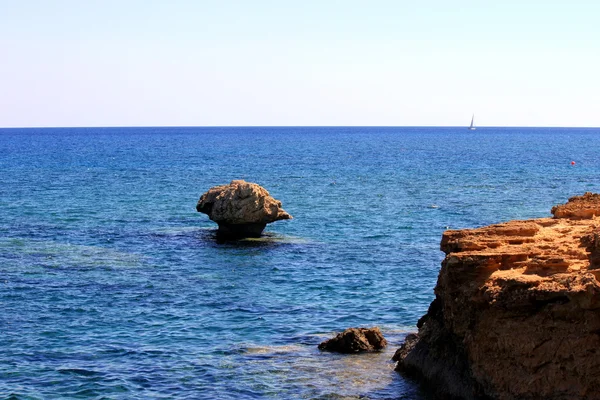 Rocher dans la mer — Photo