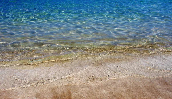 Acqua di mare cristallina in spiaggia — Foto Stock