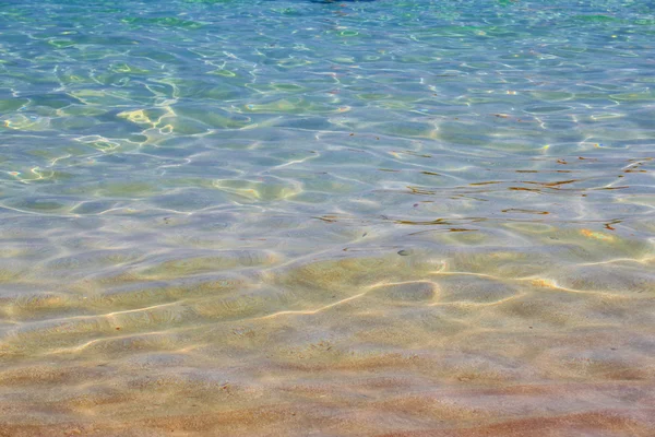 Água cristalina do mar na praia — Fotografia de Stock