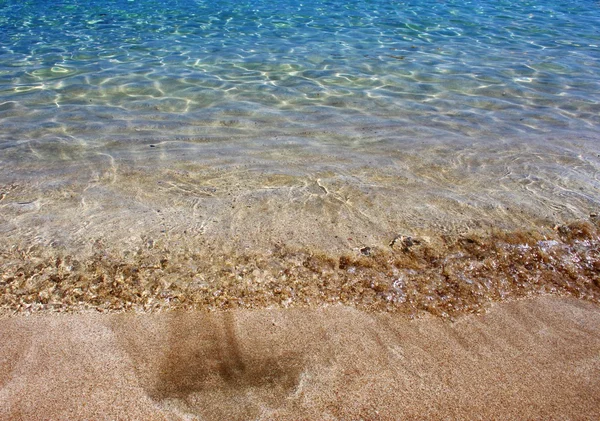 Água cristalina do mar na praia — Fotografia de Stock