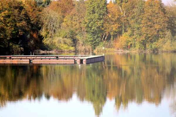 Jesień nad jeziorem — Zdjęcie stockowe