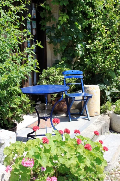 Sitzen im Sommergarten — Stockfoto