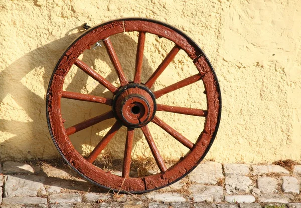 Bahçedeki eski ahşap tekerlek