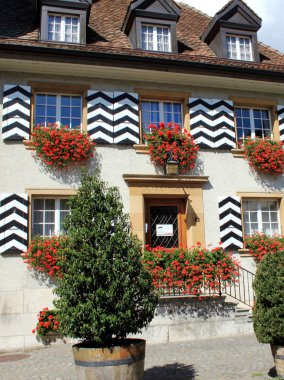 Güzel panjurlar ile tarihi bir ev