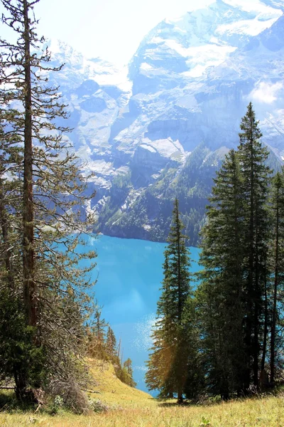 Lago de montaña en las altas montañas — Foto de Stock