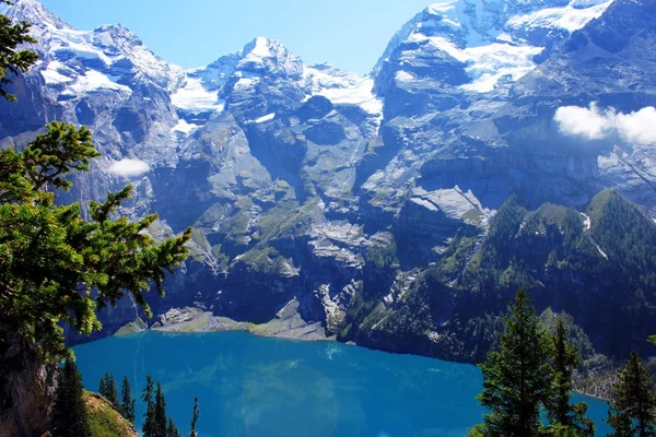 Lago de montaña en las altas montañas — Foto de Stock