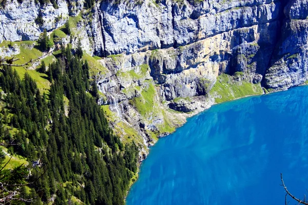 В высоких горах Швейцарии — стоковое фото