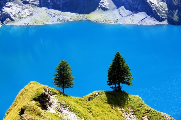 Lago de montaña en las altas montañas — Foto de Stock