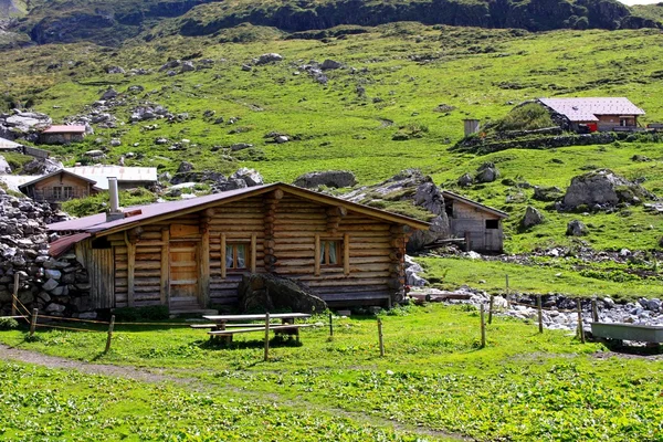 Cabana alpina nas montanhas — Fotografia de Stock