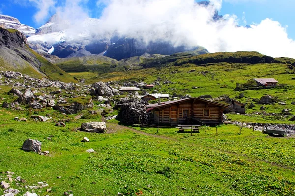 Dağlarda Alpine hut — Stok fotoğraf