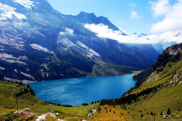 Lago de montaña en las altas montañas — Foto de Stock