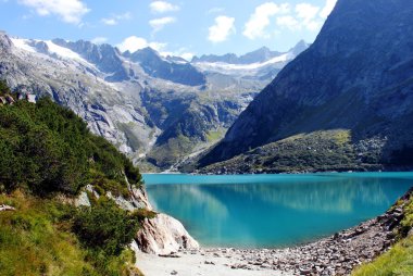 Dağlardaki dağ gölü.