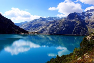 Dağlardaki dağ gölü.