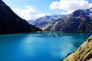 Dağlardaki dağ gölü.