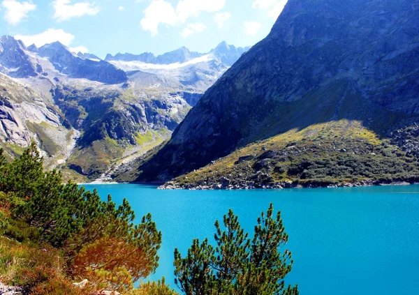 Dağlardaki dağ gölü.