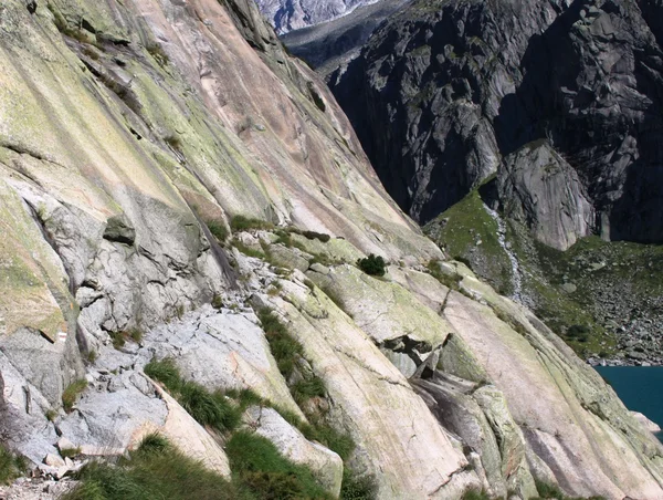 Escursione mozzafiato nelle alte montagne della Svizzera — Foto Stock