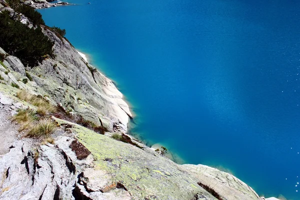 Lago de montaña en las altas montañas — Foto de Stock