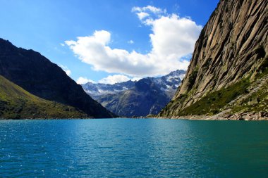 Dağlardaki dağ gölü.