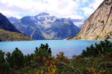 Dağlardaki dağ gölü.