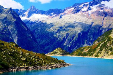 Dağlardaki dağ gölü.