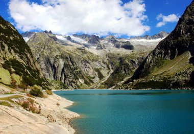 Dağlardaki dağ gölü.