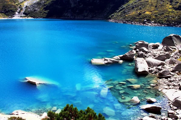 Lago de montaña en las altas montañas — Foto de Stock