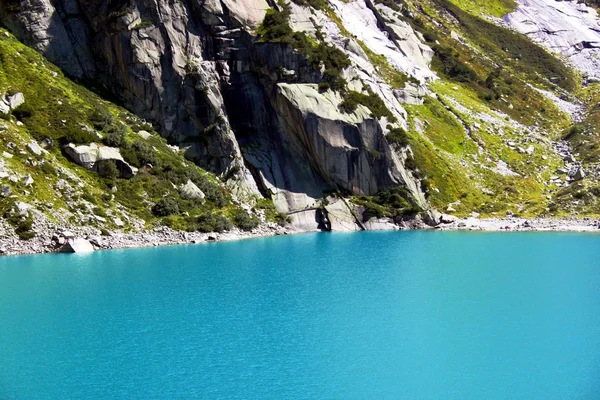 Mountain lake in the high mountains — Stock Photo, Image