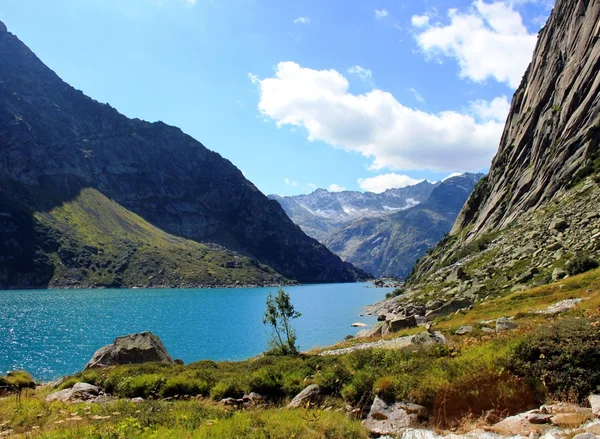 Dağlardaki dağ gölü. — Stok fotoğraf