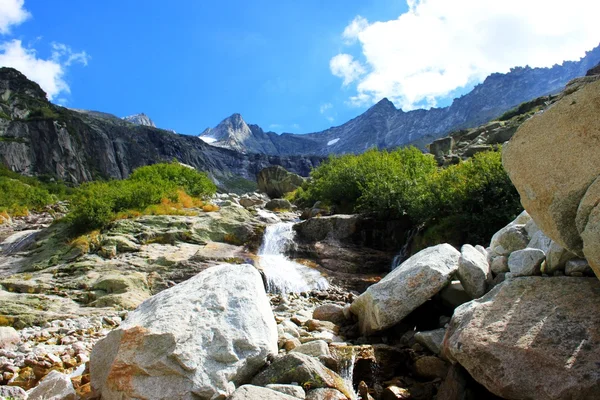 Cascada en las altas montañas — Foto de Stock