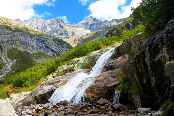 Yüksek dağlarda şelale