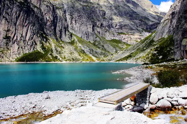 Impresionante caminata en las altas montañas de Suiza — Foto de Stock