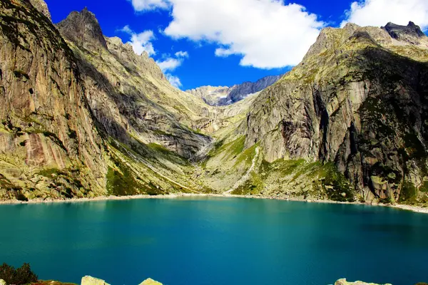 Lago de montaña en las altas montañas — Foto de Stock