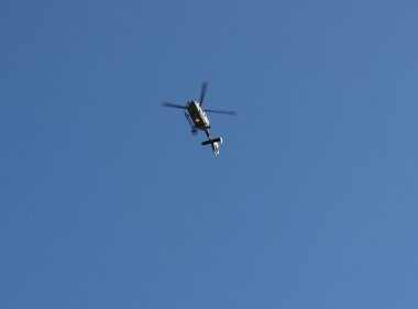 Mavi gökyüzü uçan helikopter