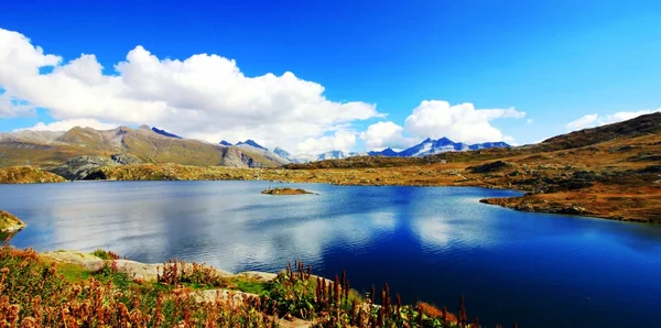 Lago de montaña en las altas montañas — Foto de Stock