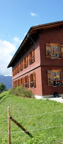 Architettura colonica alpina in Svizzera — Foto Stock