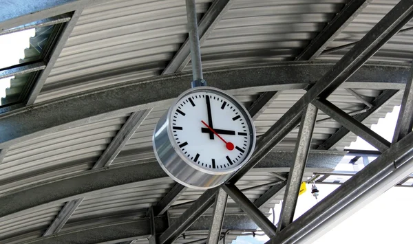 Three o'clock on the station clock — Stock Photo, Image