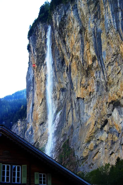 Waterfall in the high mountains — Stock Photo, Image