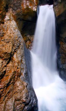 Yüksek dağlarda şelale