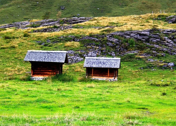 Alpská chata v horách — Stock fotografie