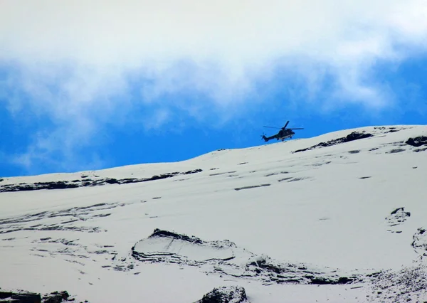 Вертоліт, що приземляється на гірському хребті — стокове фото