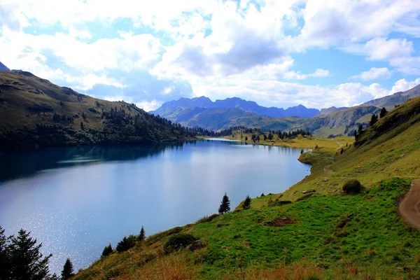 Lago de montaña en las altas montañas — Foto de Stock