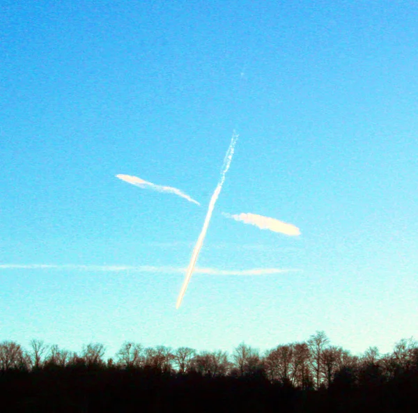 Flugzeug kontaminiert am Himmel — Stockfoto