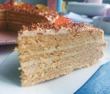 Kesikte şenlikli lezzetli pasta katmanları var. yemek fotoğrafları.