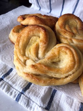 Kalp şeklinde güzel ve lezzetli bir çörek.